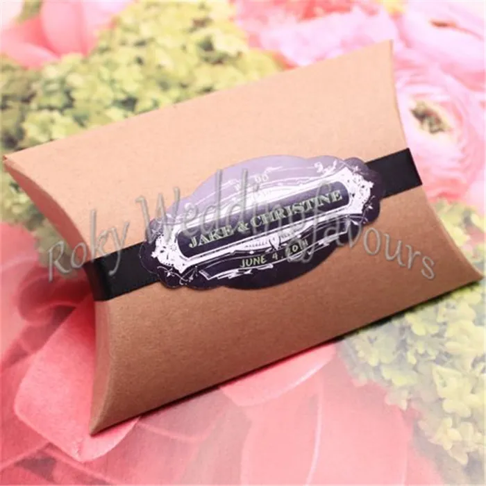 Gratis frakt 200PCS Kraft Pillow Favor Holder Candy Boxes Bröllop Favor Boxes Table Dekoration Party Gåvor Partihandel