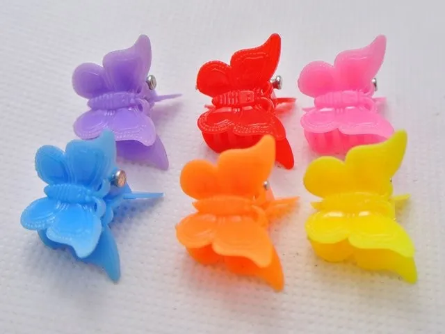100 個混合色の蝶クリップ子供のためのプラスチック蝶ミニヘア爪クリップクランプ子供のためのギフトマルチカラー