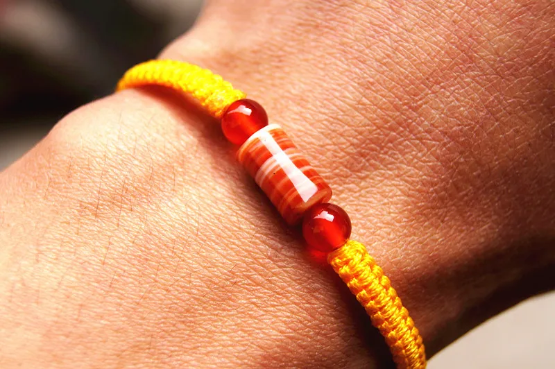 O nó amarelo liso manualmente + sardonyx cilíndrico contas de pulseira sorte