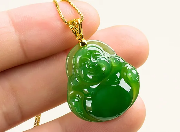 Benutzen Sie Ihre Hände, um einen Jade-Buddha mit großem Bauch Amulett mit einer Goldkette herzustellen. Halskettenanhänger