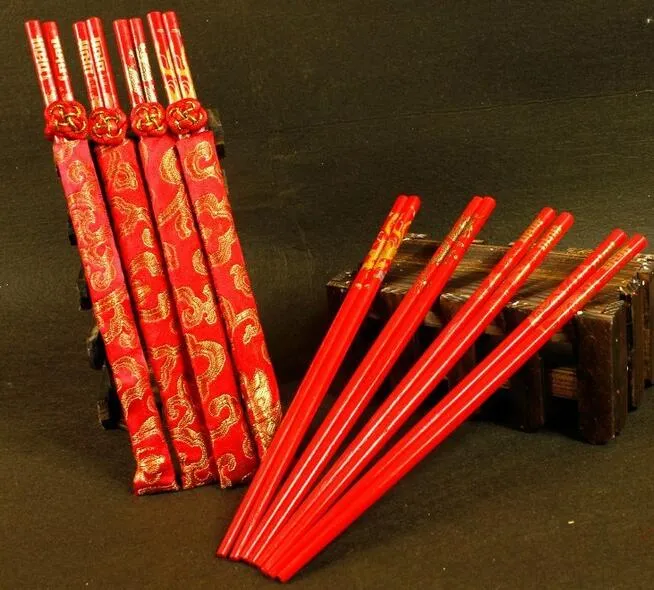 Os pauzinhos chineses de madeira novos, imprimindo a felicidade dobro e o dragão, chopsticks do casamento favorecem