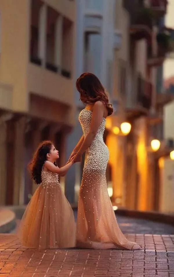 Mother Daughter Dresses Luxury Crystals Party Dress Mermaid Sweetheart Sleeveless Champagne V Neck Sleeveless Girls Dress