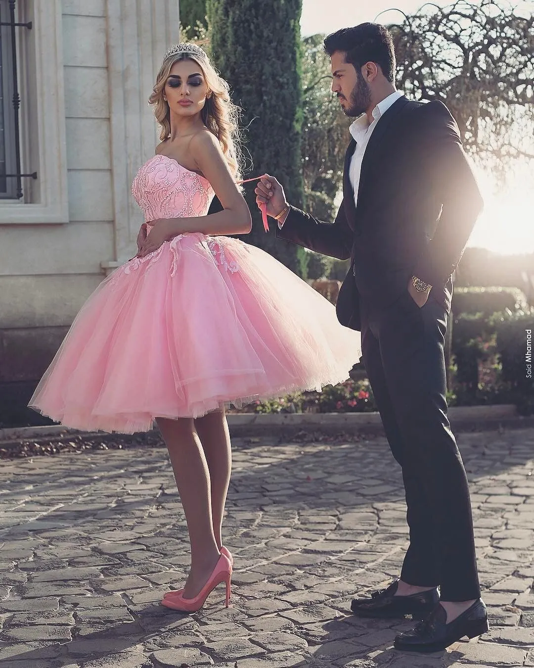 Gorgeous Pink Strapless Short Prom Dresses Lace Up Appliques Beads Evening Gowns Tulle Knee Length Homecoming Party Dress Formal Wear