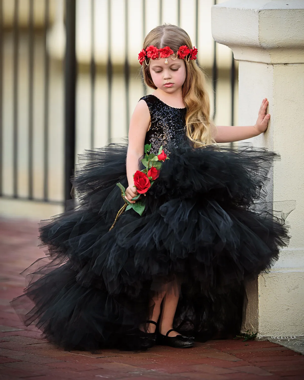 Le Cygne Princesse Filles Robes 2017 avec Paillettes Corsage Volants Jupe Robe De Bal Noir Fleur Filles Robe Hi Lo Style pour Les Mariages Pays