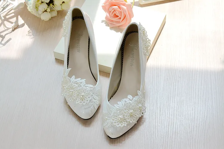 Günstige Stilvolle Perlen Flache Hochzeit Schuhe Für Braut 3D Floral Appliqued Prom High Heels Plus Größe Spitze Spitze Brautschuhe