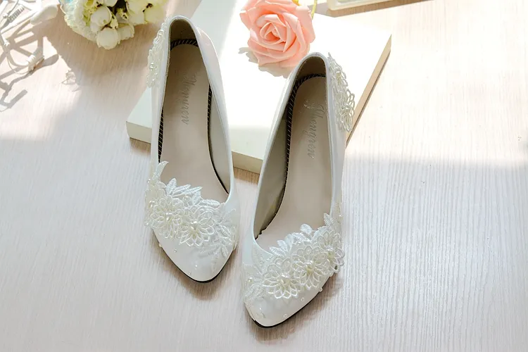 Barato Elegante Pérolas Plana Sapatos De Casamento Para A Noiva 3D Floral Appliqued Prom Saltos Altos Plus Size Dedo Apontado Lace Sapatos De Noiva