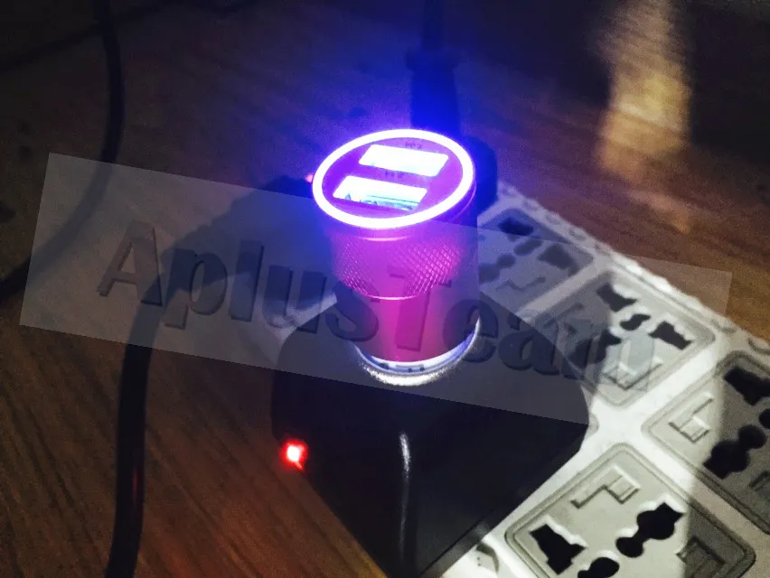 شاحن سيارة ميني Nipple من الألمنيوم الملون ومزود بمدخلين USB ثنائي الإضاءة LED 5V 1 ~ 2.1A Micro Power Power Adapter لأجهزة iPhone Samsung HTC