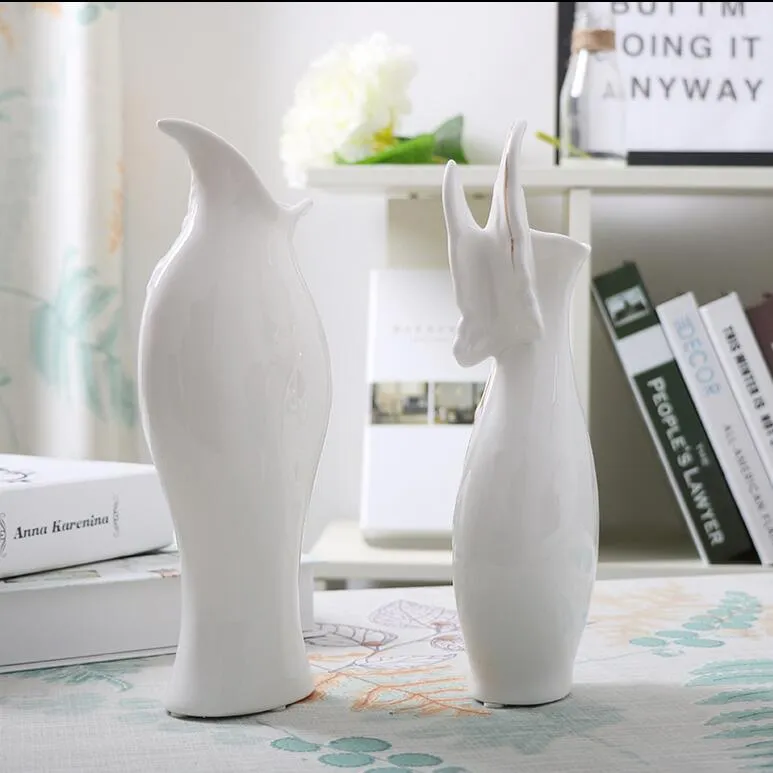 家の装飾のための現代の蝶形陶磁器の花瓶の花瓶白い色