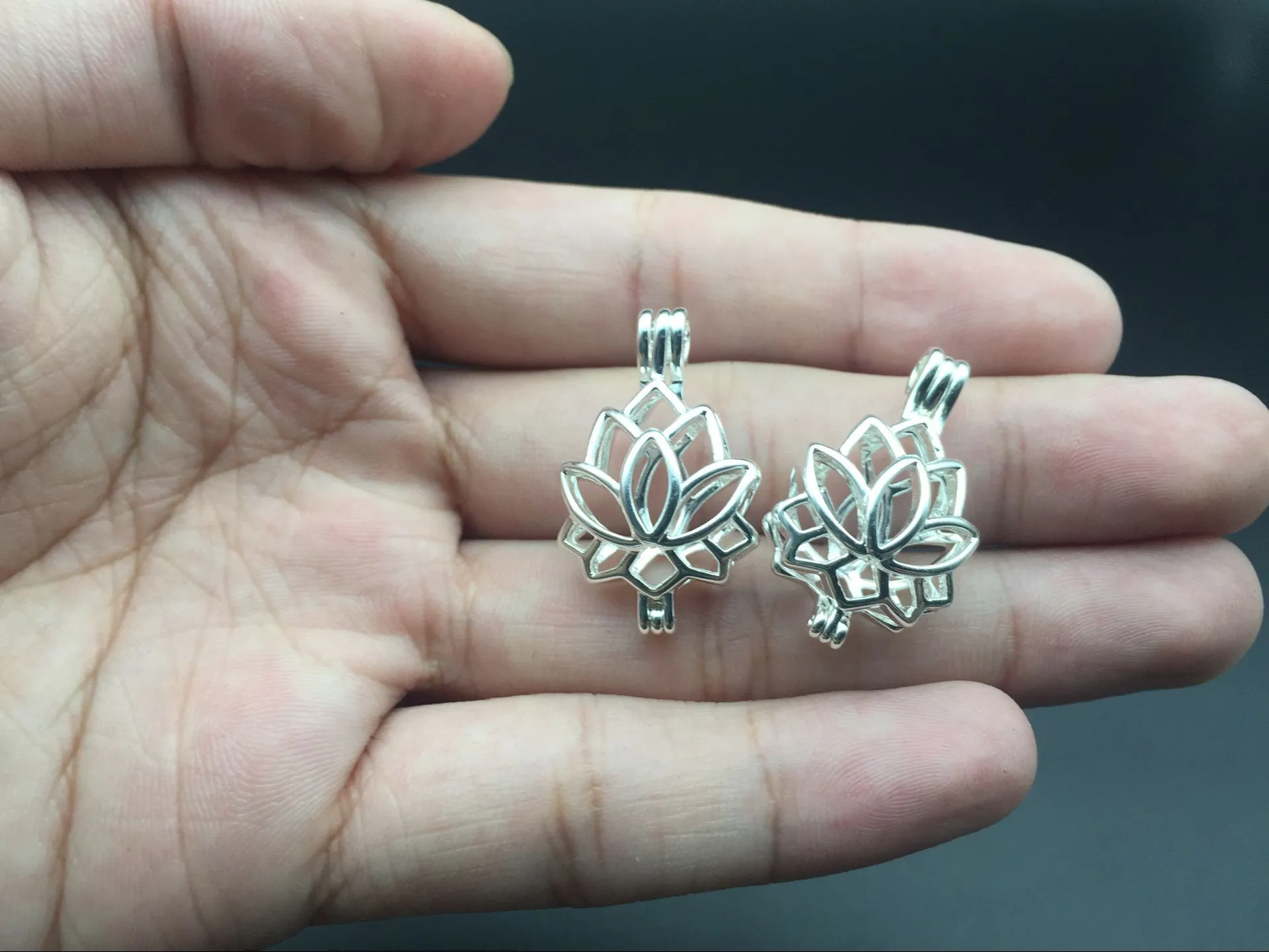 10st Pearl Cage Necklace Pendant Lockets Essential Oil Diffuser Lotus ger silverpläterad silver plus din egen pärla gör det mer attraktivt
