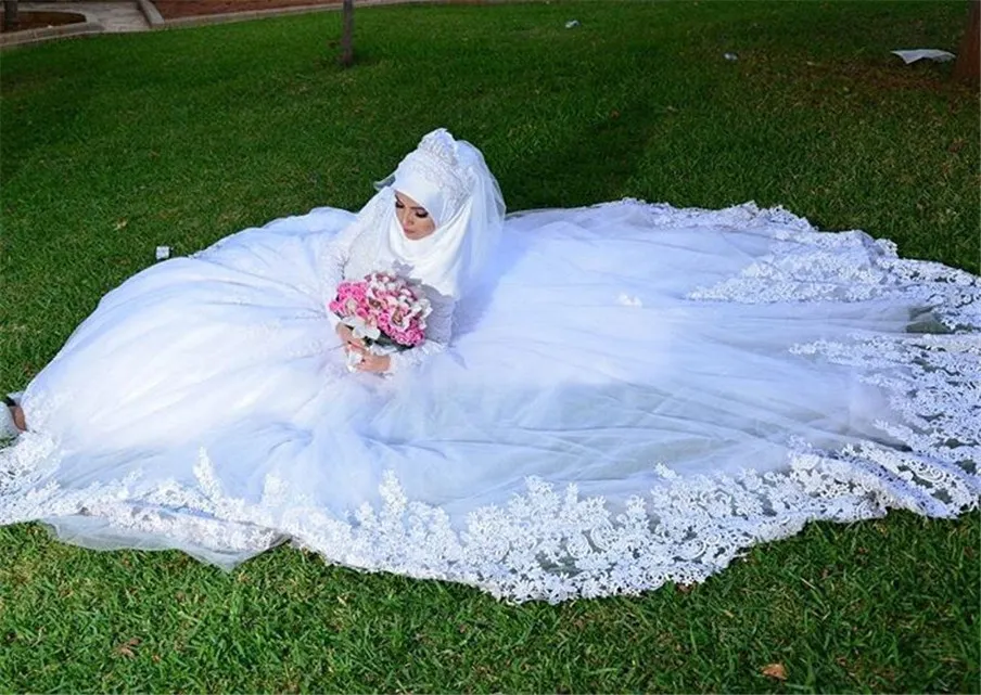 Langärmliges muslimisches weißes Hochzeitskleid mit Kopftuch-Applikationen, elegante arabische A-Linie-Brautkleider mit Schnürung