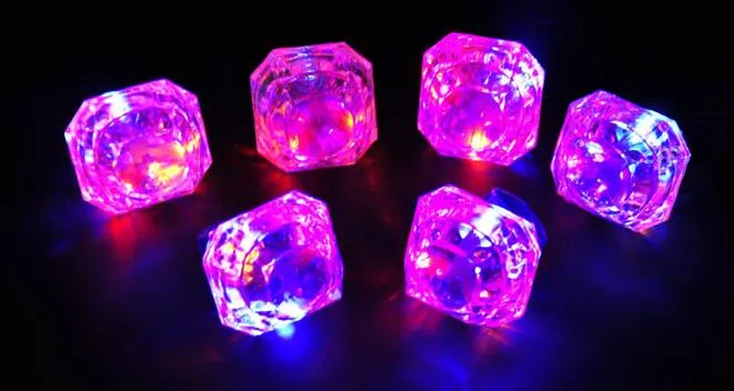 Anello luminoso a LED lampeggiante Glow In The Dark Flash Lampeggiante Enormi anelli a forma di diamante Addio al nubilato Compleanno Natale Bomboniere adulti regalo bambini