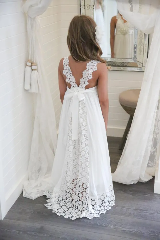 2019 Nuovo arrivo Boho Flower Girl Dress la cerimonia nuziale Beach Scollo a V Una linea di pizzo e chiffon Bambini Abiti da sposa bianchi Custom Made