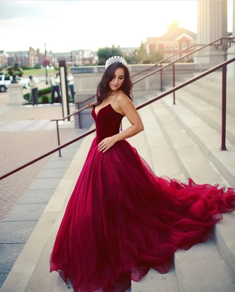 Burgundy Velvet Ball Gown Prom Dresses V-Neck Sleeveless Zipper Back Puffy Tulle Sweet 16 Dress Quinceneara Dress Fashion Evening Gowns