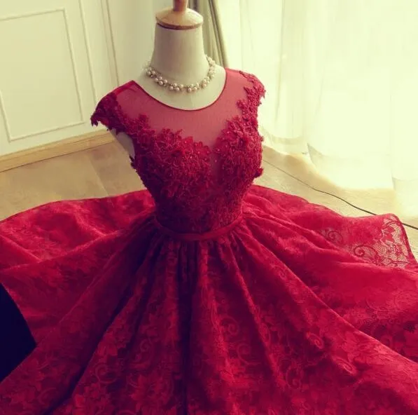 2019 Röd spets Homecoming klänningar Kort mini kjol Sheer Neck Tulle Appliques Graduation Prom Party Gowns Vestidos de Fiesta Cortos