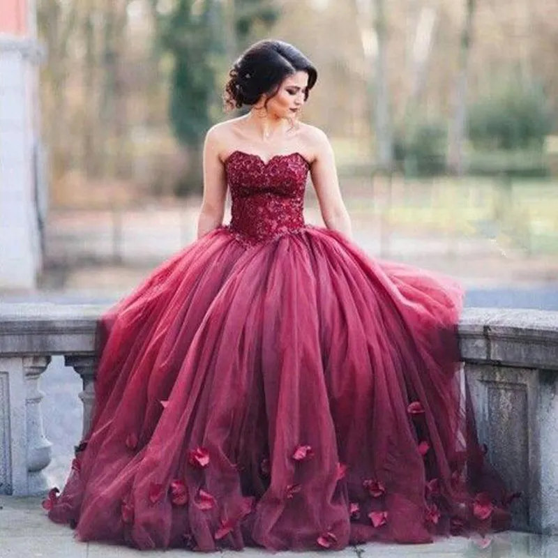 Ciemna Czerwona Balowa Suknia Prom Dresses Sweetheart Koronki Tulle Płatek Zdobiony Piętro Długość Wieczorni Suknie 2017 Sweet 16 Sukienek