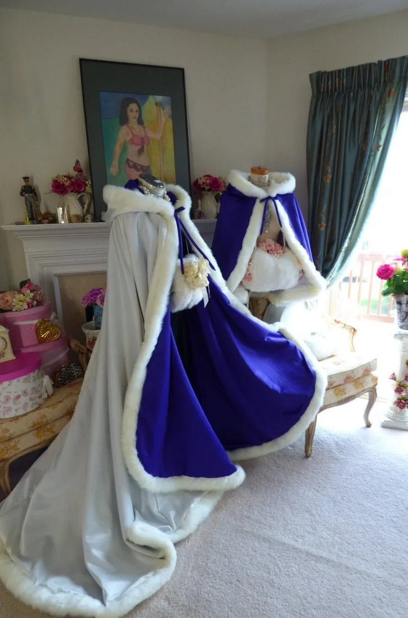 2020 Royal Blue Cloaks Bridal Capes Long Boże Narodzenie Kapturem Płaszcz Zima Halloween Kurtka Ślubne Druhna Okładki