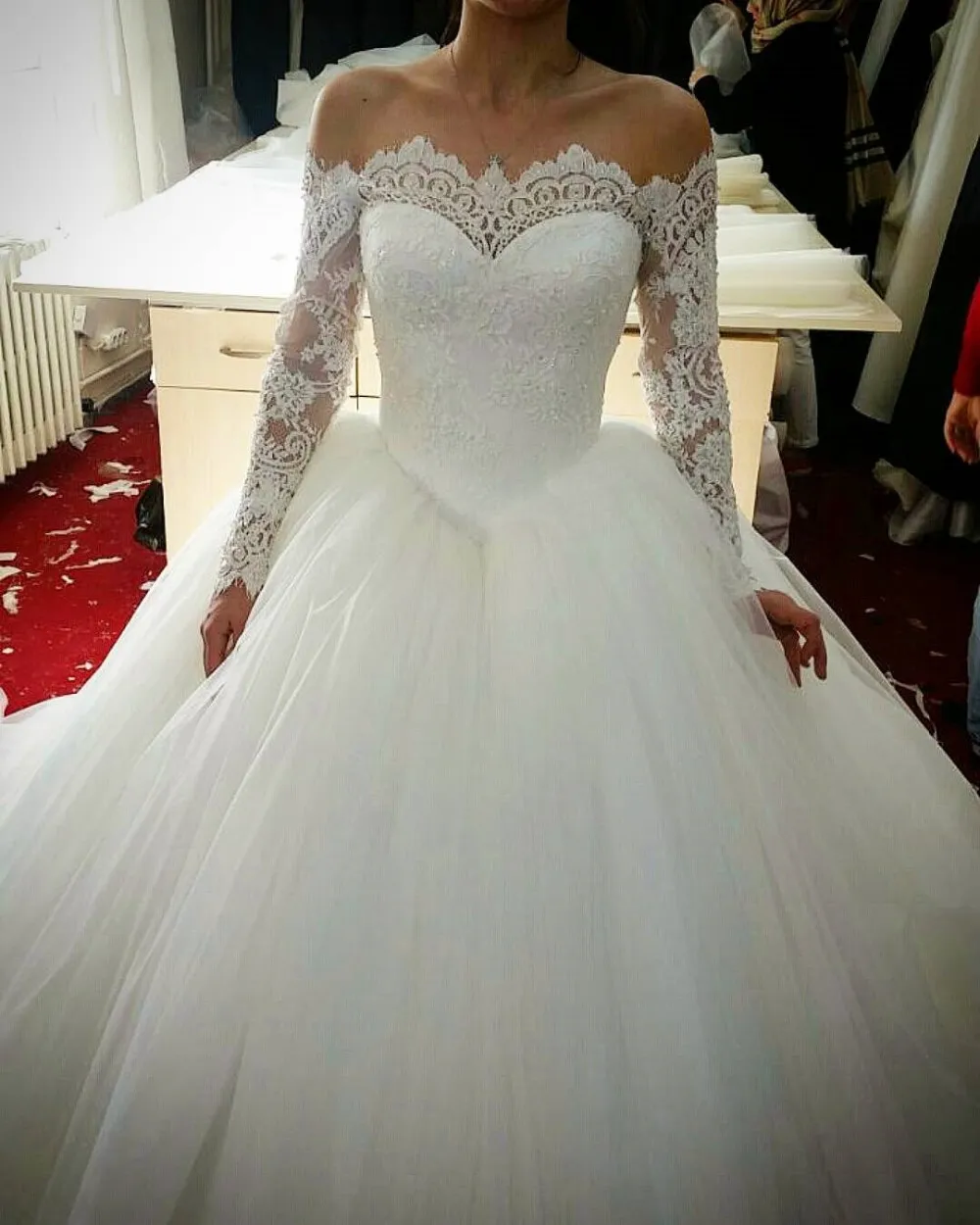 Vintage Crocheted Lace Edge Royal Bridal Wedding Dresses 2019 Modest Dubai Arabic Off-shoulder Long Sleeve Princess Church Wedding Gowns