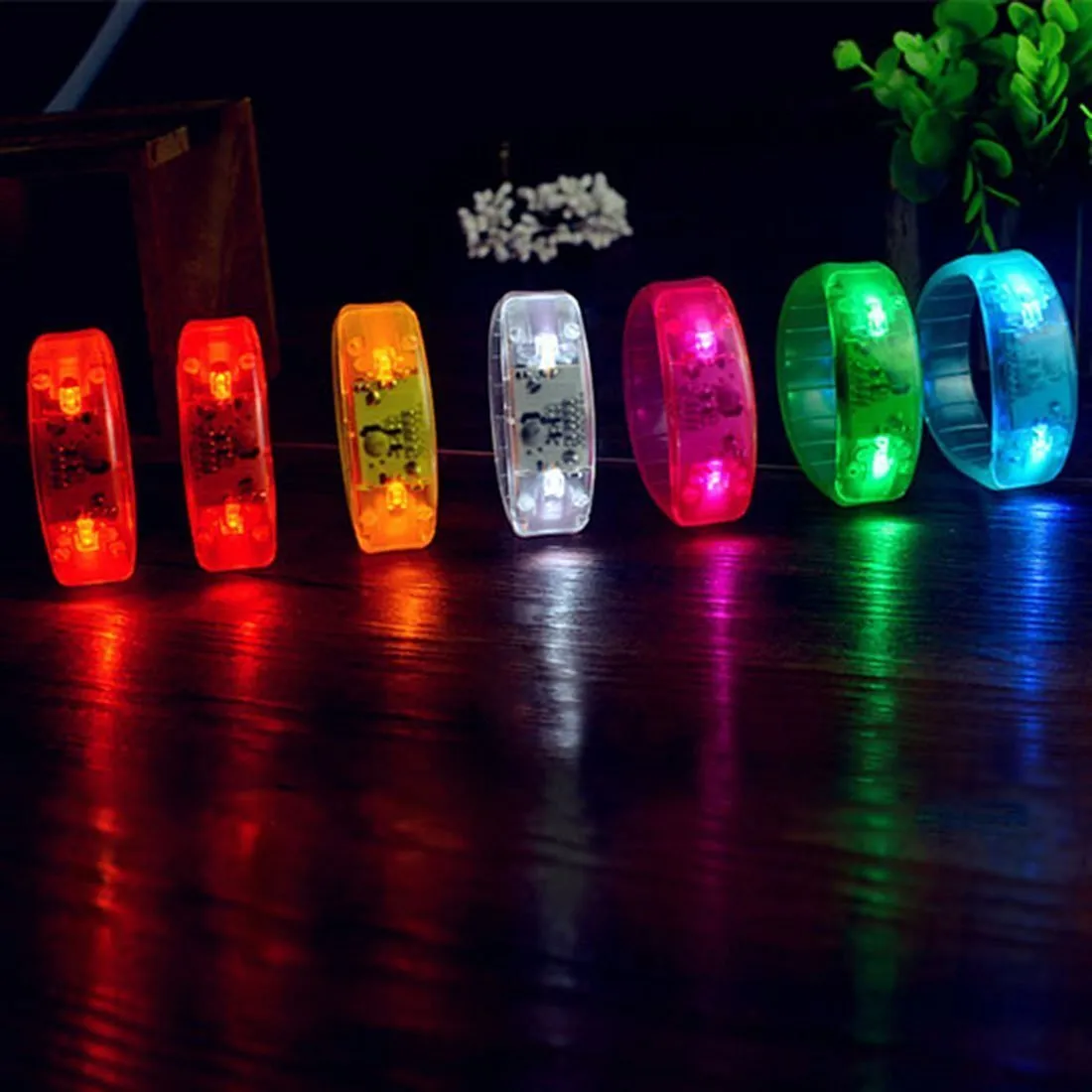 nyhetsbelysning musik aktiverad ljudkontroll LED armband ljus upp armband club party bar cheer lysous handring glow stick natt ljus