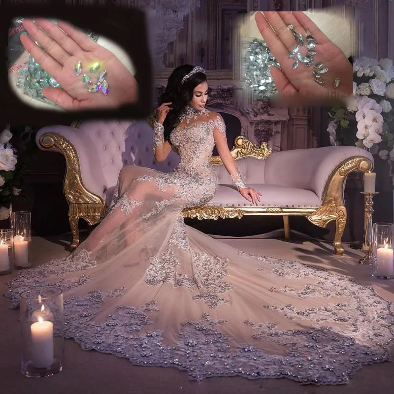 Splendidi abiti da sposa in cristallo di lusso a sirena con applicazioni di collo alto e perline, abiti da sposa a maniche lunghe, abito da sposa con strascico da cappella trasparente