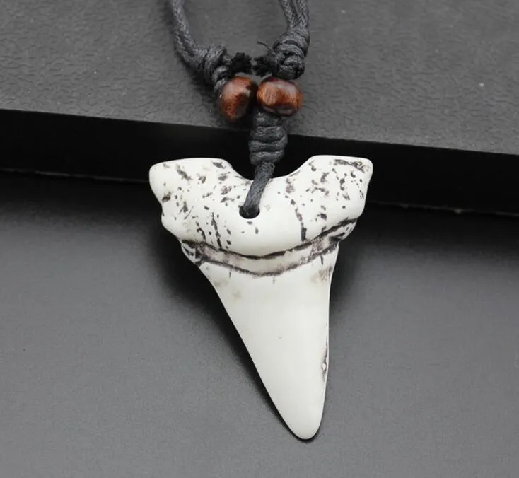 gorąca sprzedaż imitacja jak kość kość rzeźbia rekin urok ząb wisiorka drewniana koraliki naszyjnik Amulet Podarunek