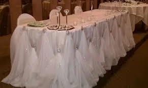 10ft L * 30 Polegada H Novo Design Luxo Diamante Pérola Broche de Seda Gelo Mesa Rodapé Saia de Mesa Para Decoração de Casamento