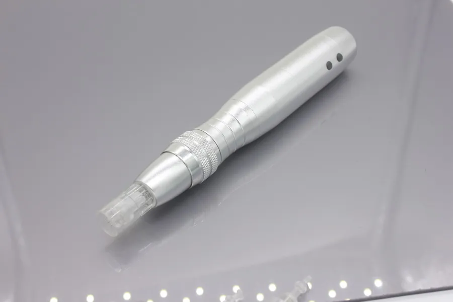 Bästa Microneedling Pen Derma Roller Pen Rechargeable Derma Microneedle Pen med 2st nano nålar med 7 färger för ärravlägsnande