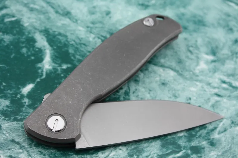 Russisches Klappmesser der DC Shirogorov F95-Serie, Kugellager-Waschanlage, D2-Stonewash/Satin-Klinge, TC4-Griff aus Titanlegierung