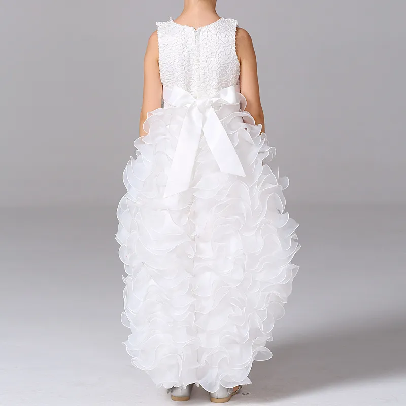 Gerüschtes weißes Organza-Hoch-Tief-Blumenmädchenkleid mit Schärpe