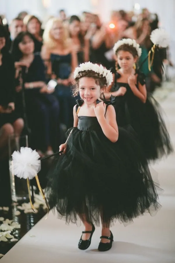 Neue Blumenmädchenkleider Gothic Schwarz Tüll Blumenmädchenkleid für Hochzeit Niedliche Schleife Spaghettiträger Teelang Formelle Kinderkleider Günstig