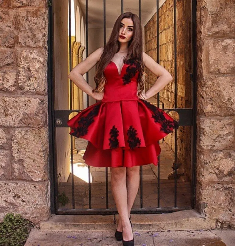 Moda 2019 Rojo Con Gradas Vestidos Acampanados Pliegues Hasta La Rodilla Vestidos Negros Cariño Vestidos De Cóctel Corte Vestido Formal Para Fiesta De 104,37 € | DHgate