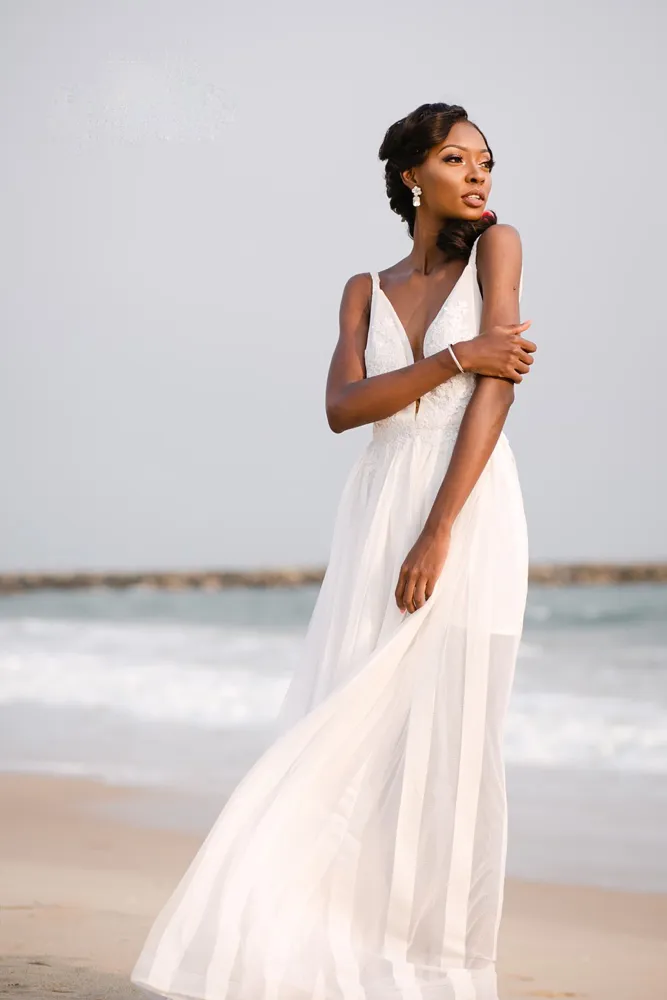 مثير غرق العنق الشاطئ فستان الزفاف الأبيض يزين سستة عارية الذراعين الشيفون فستان طويل الزفاف 2017 جديد وصول الأزياء أثواب الزفاف