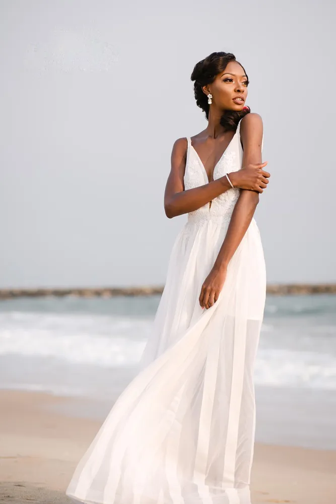 Abito da sposa da spiaggia con scollatura profonda sexy Applicazioni bianche con cerniera Abito da sposa lungo in chiffon senza schienale 2017 Abiti da sposa moda nuovo arrivo