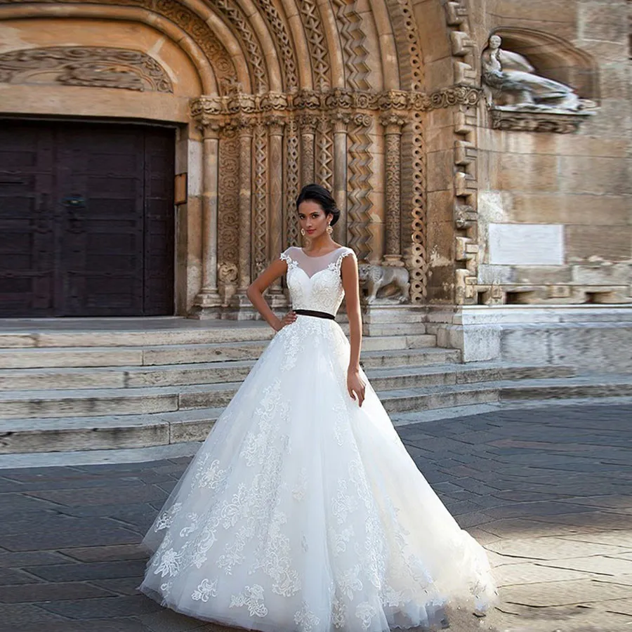 Vestido de Novia A 라인 웨딩 드레스 환상 Neckline Casammero 레이스 신부 가운 섹시한 백리스 검은 새시 아플리케 웨딩 드레스