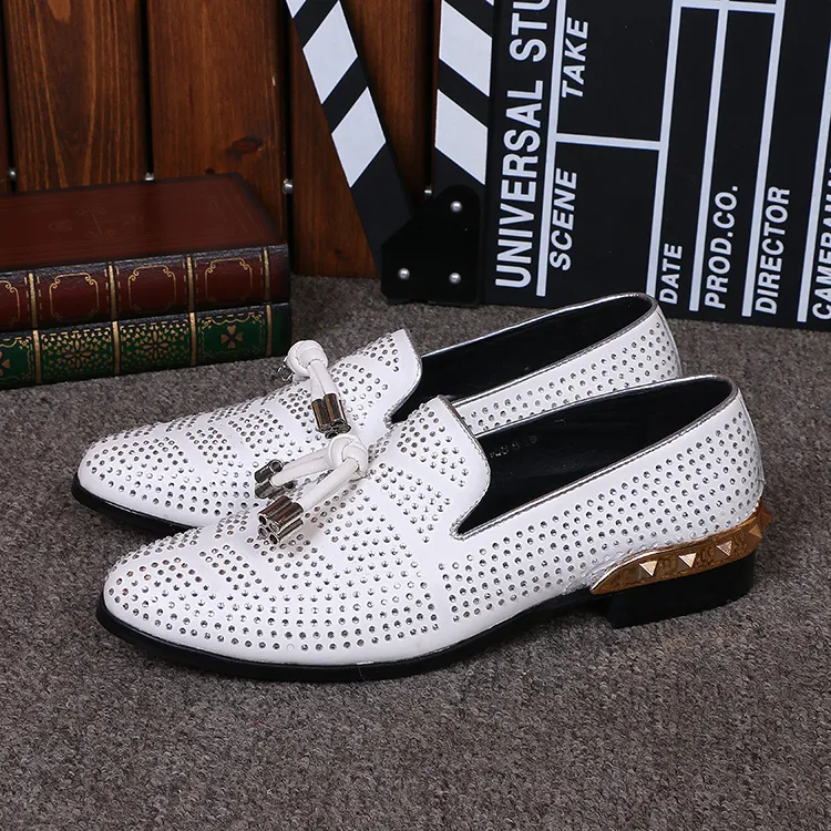 Hot Sale Casual Formal Shoes För Män Black Äkta Läder Tassel Män Bröllop Skor Guld Metallic Mens Studded Loafers 3 Färger