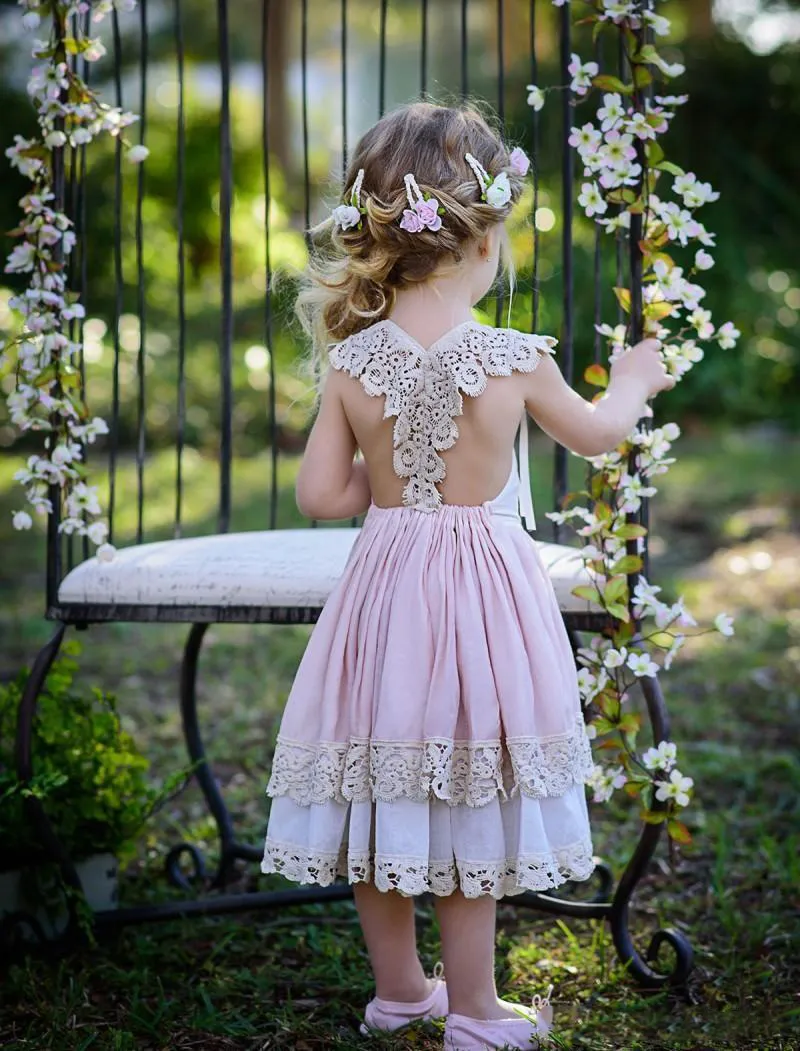 Söt Lace Cap Sleeves Blomma Tjej Klänningar För Bröllop Blush Rosa Tiered Square Neckline Baby Födelsedagsfest Klänning Barn Gemensamlök