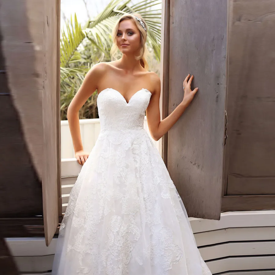 Tanie białe proste suknie ślubne A-line Aplikacje Sweetheart Open Back Suknie dla Bridal Long Vestios de Novia Sexy