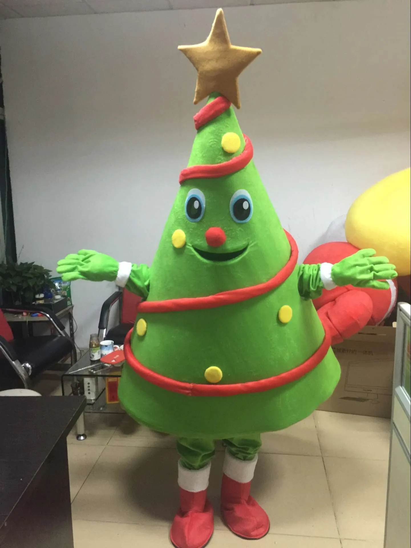 La robe de mascotte de dessin animé de sapin de Noël habille le costume de taille adulte costume de mascotte de carnaval fête gratuite saint valentin