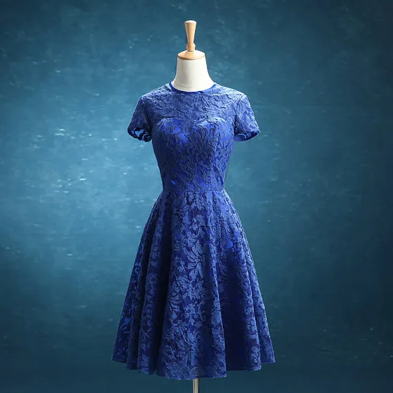 Vestidos de dama de honor modestos de encaje azul real con mangas casquillo Línea A hasta la rodilla Vestidos de dama de honor de boda boho vintage hechos a medida