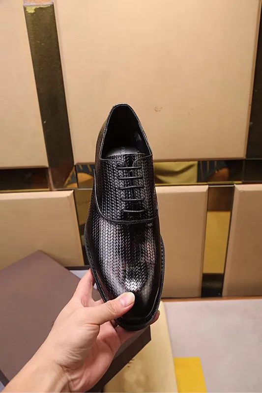 عرض أزياء رجالي الأعمال أوكسفورد عادية أحذية تنفس اللباس أحذية جلد البقر الأسود الطبعة الأصلية Chirstmas Size38-44