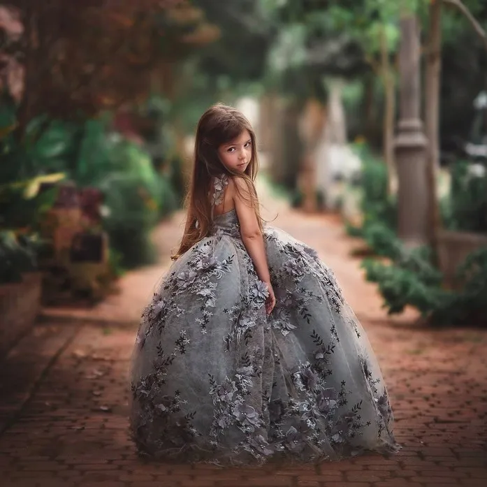 Hochwertige Spitze Kleine Mädchen Festzug Kleider 3D Applikationen Kleinkind Ballkleid Blumenmädchen Kleid Bodenlangen Perlen Erstkommunion Kleider