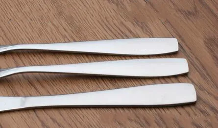 على النمط الغربي الغذاء كيت 410 الفولاذ المقاوم للصدأ ثلاثة شوكة عشاء سكين ملعقة شاي ملعقة بالجملة أدوات المائدة مطعم المائدة