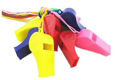 Gratis frakt 2000PCS / Lot Främjande Färgrik Plast Sport Whistle Med Lanyard Många färger Blandade färger