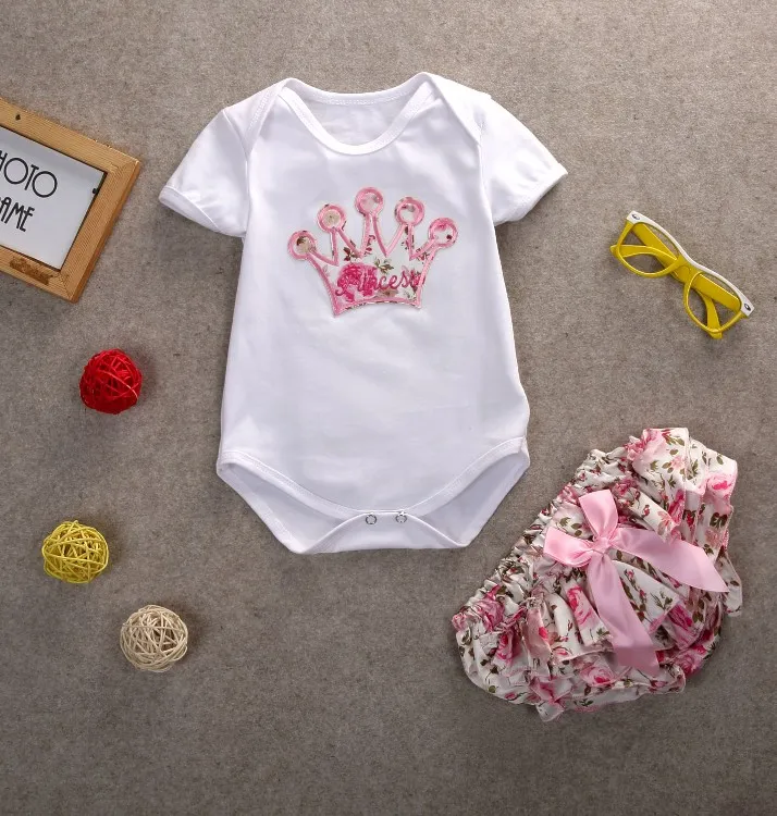 2017 New Baby Princess Set di abbigliamento Neonate Bianche manica corta Pagliaccetti corona + Pantaloncini stampati floreali 2 pezzi Set Abiti bambini Abiti bambini