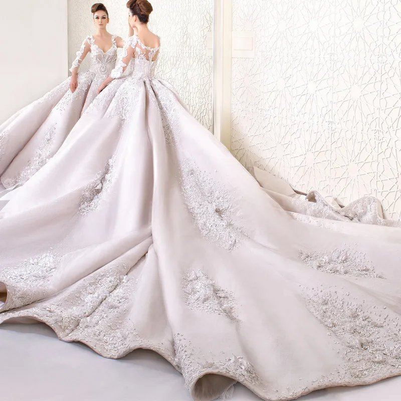 Splendidi abiti da sposa eleganti da principessa con scollo a V, perline, applicazioni in pizzo, abiti da sposa con maniche a 3/4, abiti da sposa con strascico cattedrale di lusso