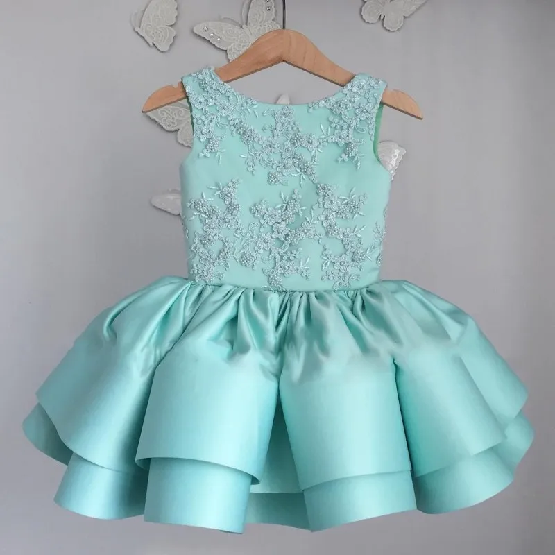 Spitze, kurzes Ballkleid, Blumenmädchenkleider, große Schleife hinten, Mintgrün, gestufte Festzugskleider, Vintage-Perlen-Kostüme