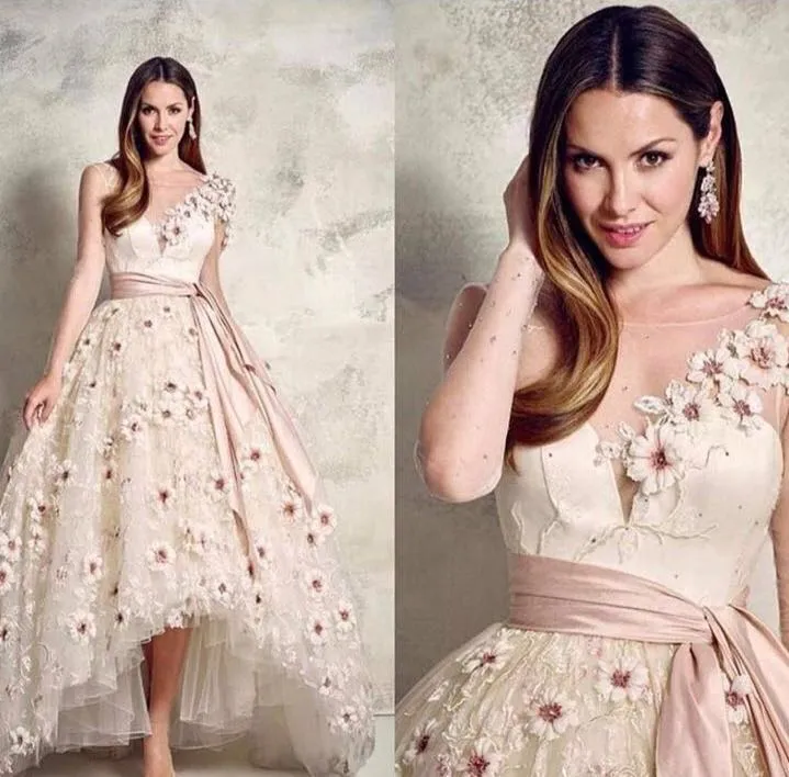 Fantastisk hög låga Prom-klänningar med långa ärmar Sheer Bateau Neckline Beaded Aftonklänningar A-Line Tulle 3D Floral Appliques Formell Klänning