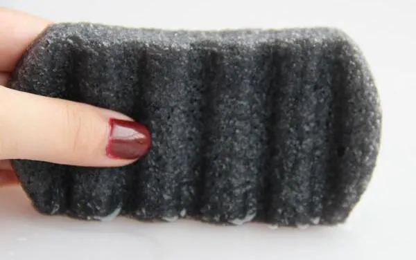 Kvadratisk form stor 100% naturlig svart konjac svamp naturlig konjac konnyaku gelé fiber ansikte tvätt rengöring bad svamp puff