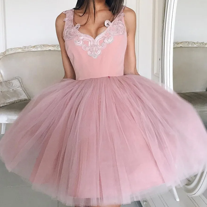 Dusty Pink Homecoming Dresses Aplikacja V-Neck Bez Rękawów Zipper Powrót Mini Party Dress Cocktail Sukienka Tanie Krótki Prom Dress Puffy Tulle Dres