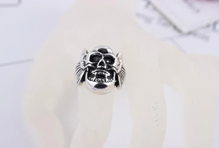 /Los Gothic Big Skull Ring Men Man Imitation Edelstahl Bohemian Punk Vintage Jewelry Religion Statement Ringe gemischte Stilgröße