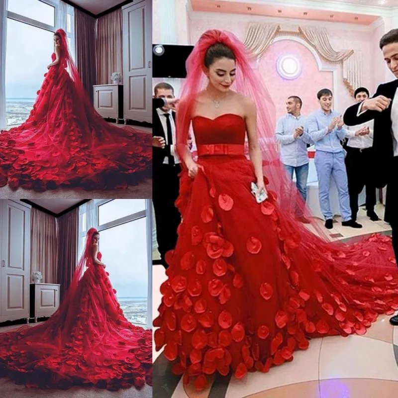 控えめな赤いウェディングドレス2017恋人チュールコート電車のバラの花びらデカールアップリケブライダルガウン背中の習慣の結婚式のvestidos
